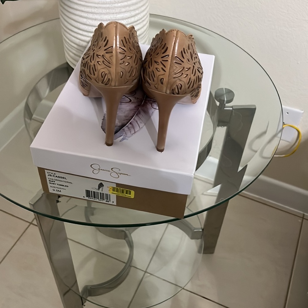 Jessica Simpson buff color9.5 heel shoes perfect condition goes with everything - Picture 8 of 9